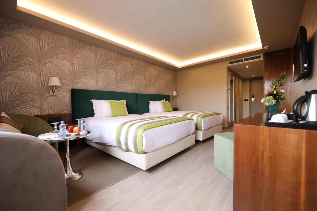 Chambre Lits Jumeaux Premium avec Balcon - Vue sur Piscine